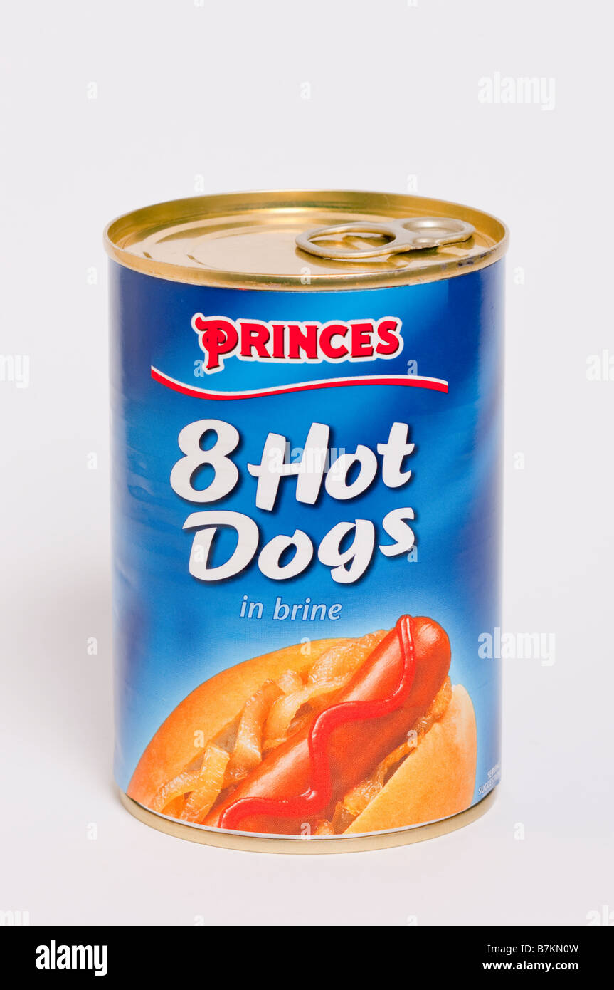 Una chiusura di un stagno di Princes hot dog salsicce hot dogs in salamoia su sfondo bianco Foto Stock
