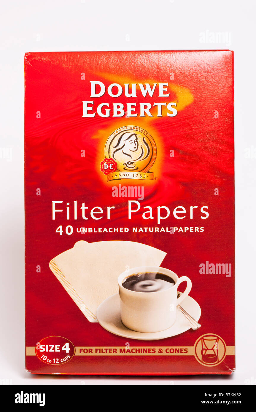 Una chiusura di un pacchetto di Douwe Egberts caffè carte da filtro per macchine da caffè su sfondo bianco Foto Stock