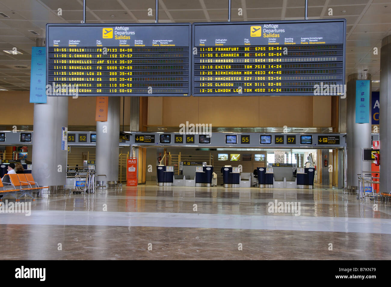 Aeroporto compagnia aerea terminal arrivi e partenze bordo viaggiatori aeroporto Reina Sofia di Tenerife Sud Isole Canarie Foto Stock