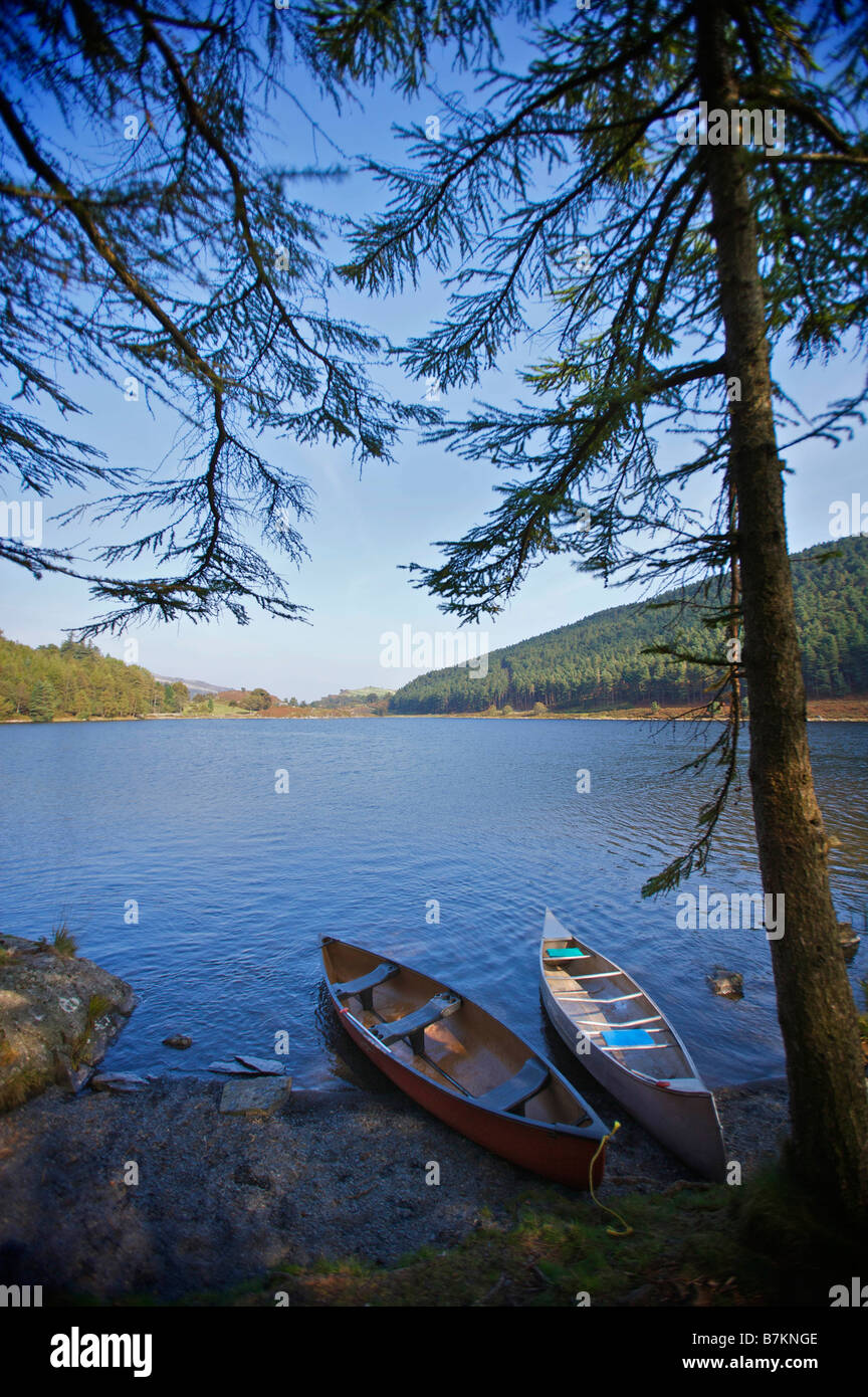 Due kayak su un lato lago. Foto Stock