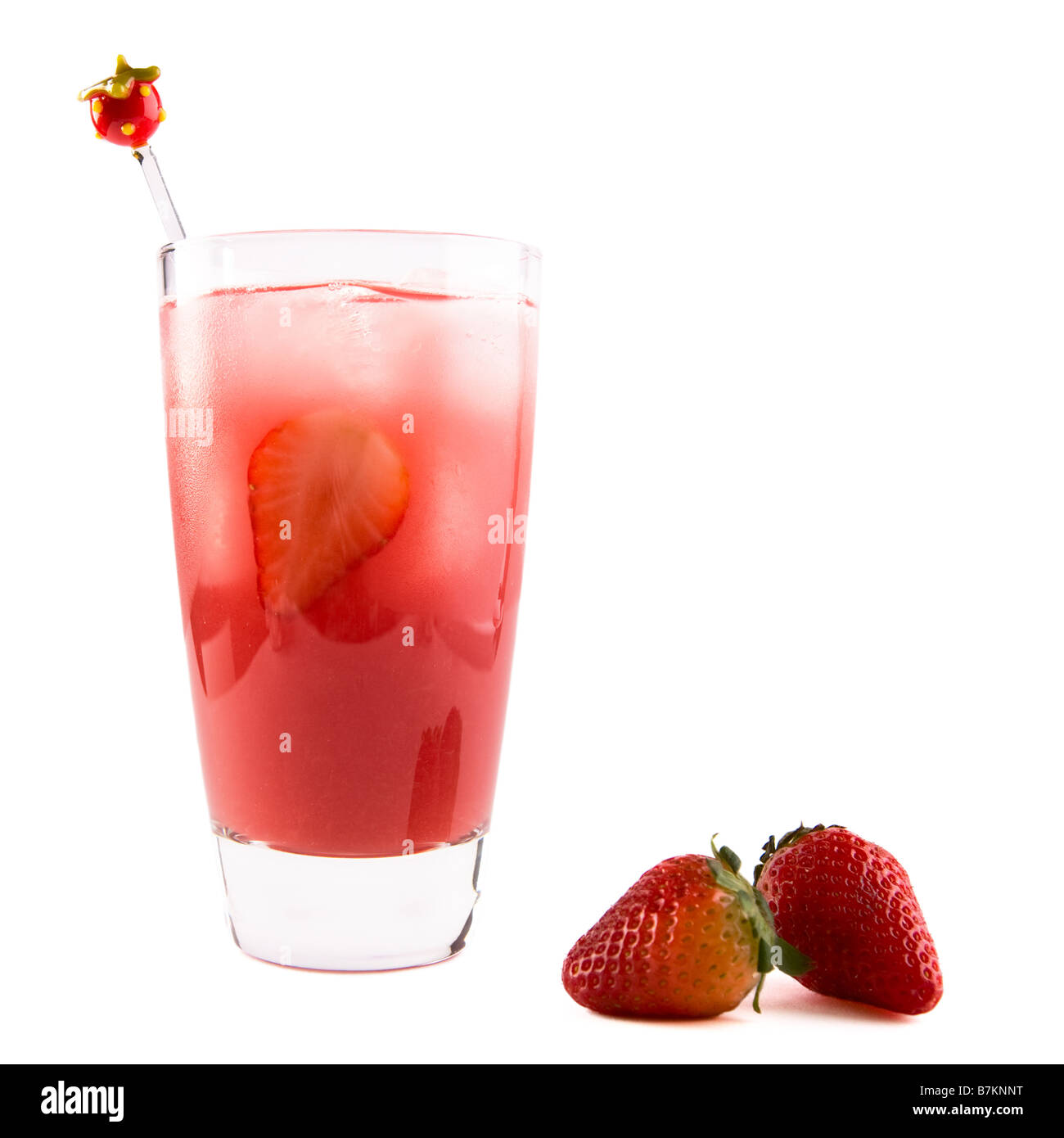 Berry Blush Cocktail isolato su bianco. Foto Stock