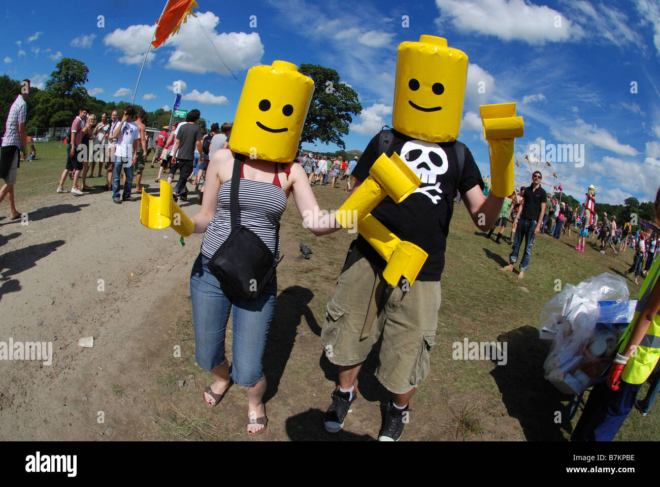 Big Chill i frequentatori del festival vestito come Lego persone Foto Stock