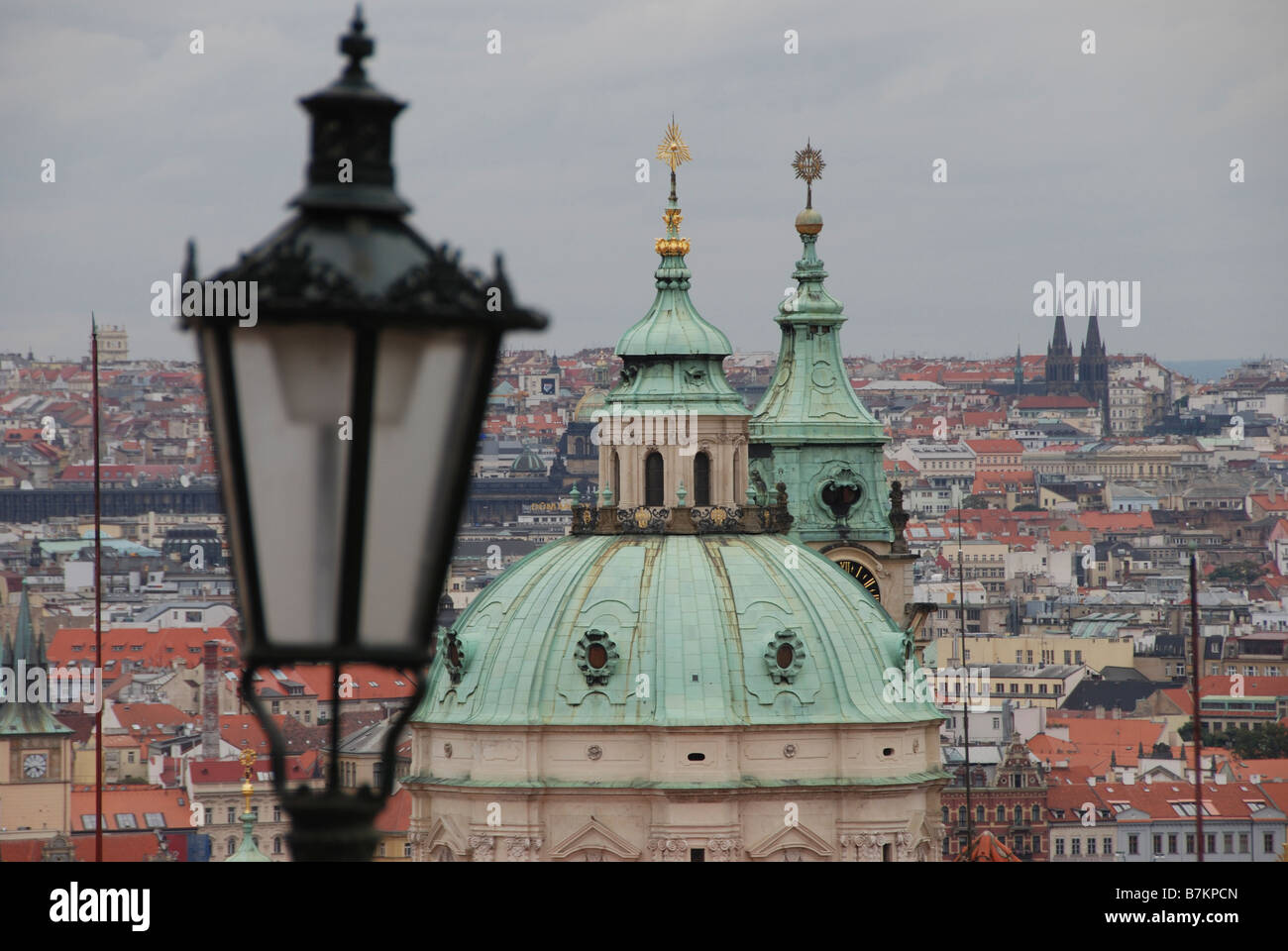 Praga cupole della chiesa guglie & lanterne Foto Stock