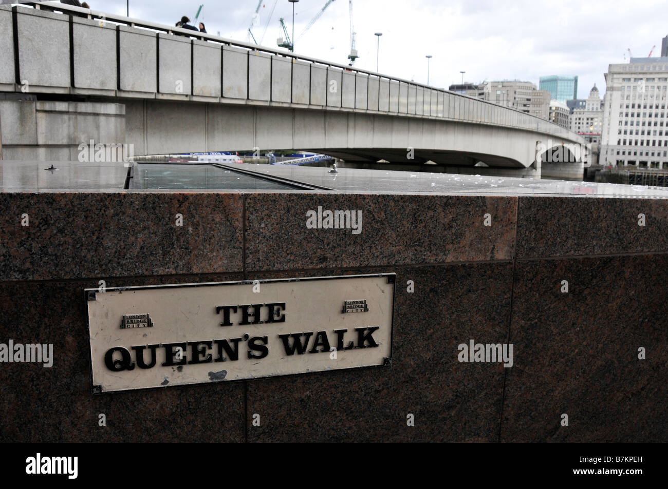 Il Queens a piedi segno bordo Foto Stock