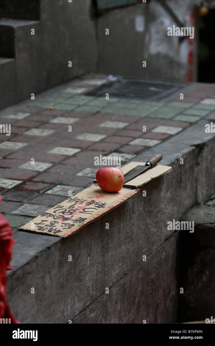 Coltello e apple sulla parete di un molto sporco mercato locale pieno di sangue di pollo durante epidemia di influenza aviaria in Cina conamina trasversale Foto Stock Coltello e apple sulla parete di un molto sporco mercato locale pieno di sangue di pollo durante epidemia di influenza aviaria in Cina conamina trasversale Foto Stock
