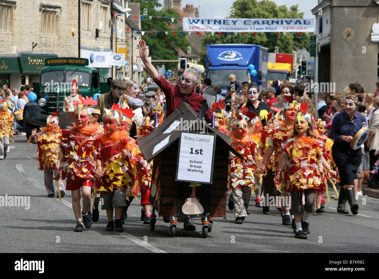 Witney sfilata di Carnevale attraverso la città 2008 Foto Stock