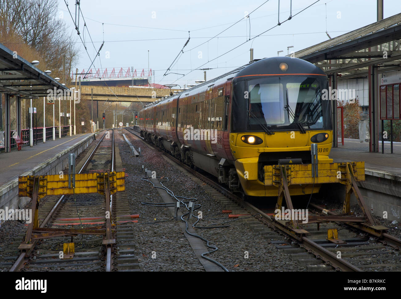 In treno arrivando a Bradford Foster Square stazione ferroviaria, West Yorkshire, Inghilterra, Regno Unito Foto Stock