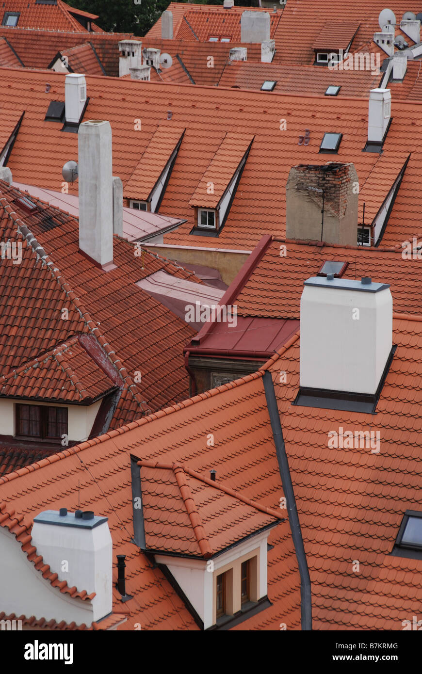 Praga sui tetti di tegole rosse Foto Stock