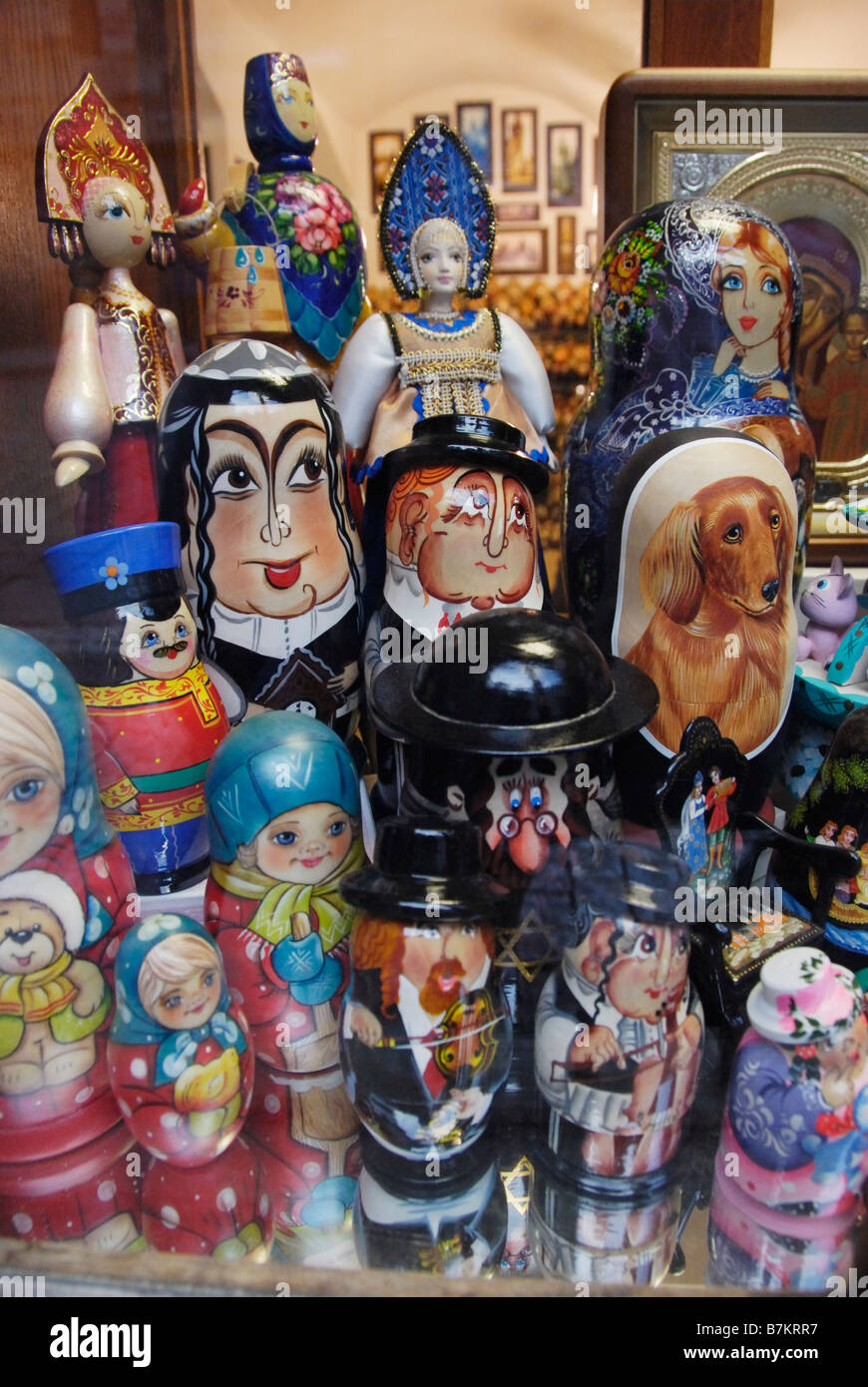 Bambole russe Praga vetrina altamente colorata Foto Stock