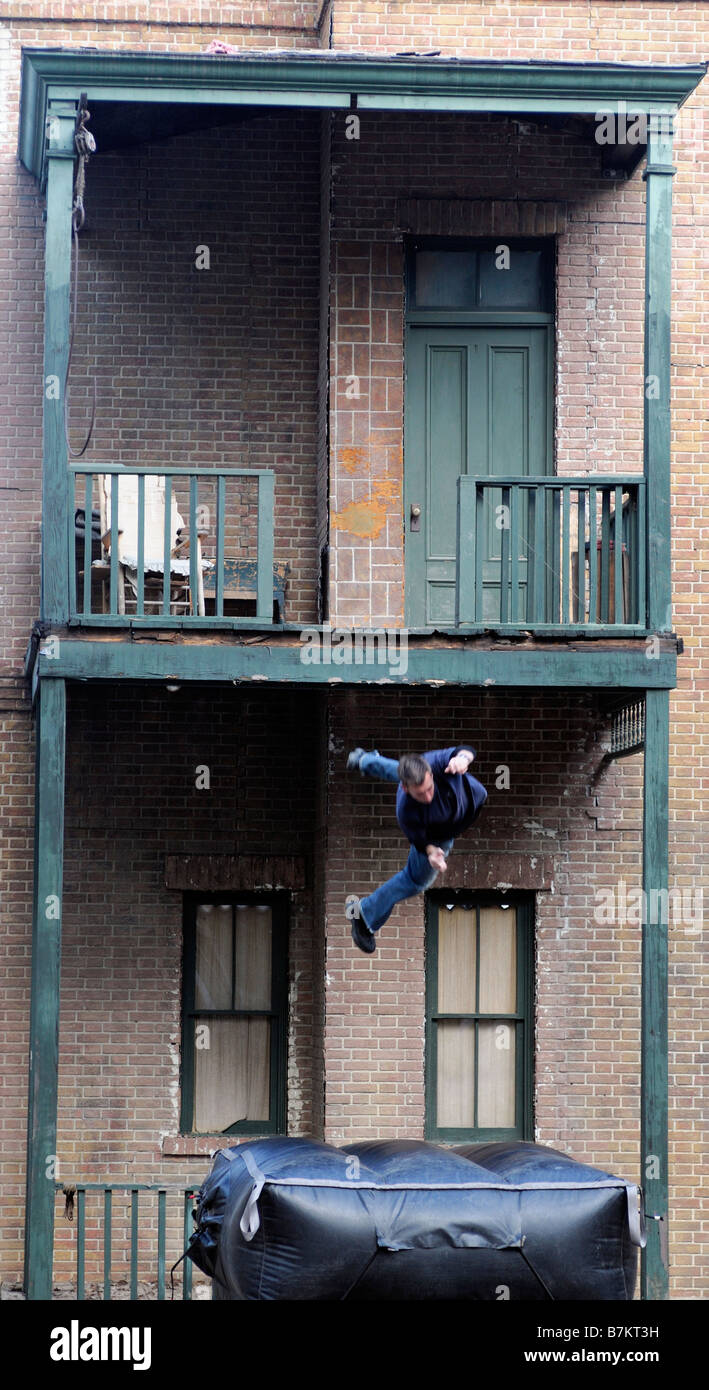 Stunt man cadendo da un balcone al piano di sopra su una pellicola cinematografica impostare gli Universal Studios backlot tour di los angeles LA CALIFORNIA Foto Stock