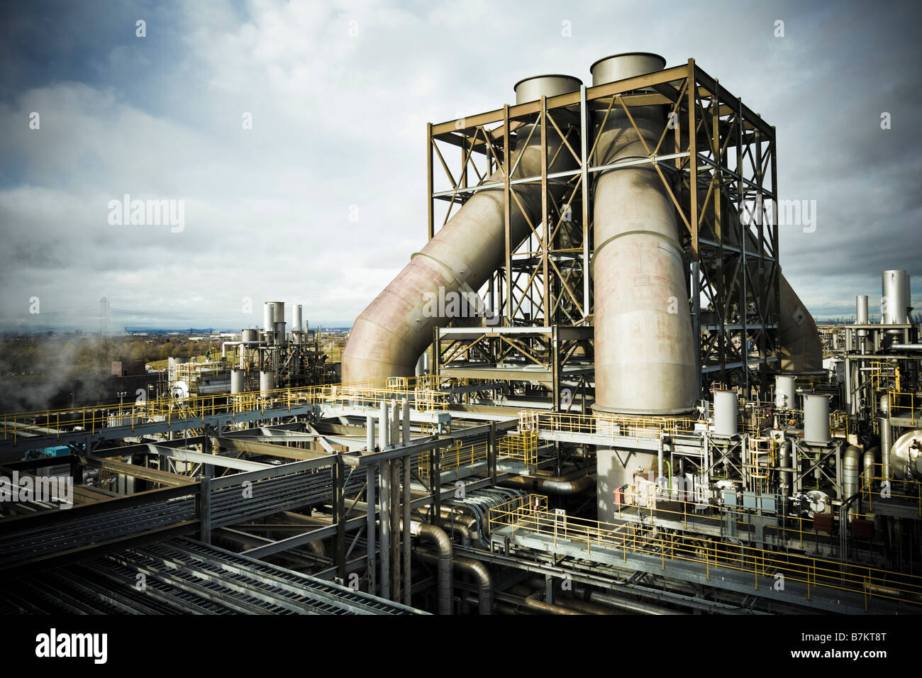Centrale elettrica, Regno Unito - Vista sui camini e le canne fumarie di una moderna centrale elettrica alimentata a gas, GDF Teesside, Inghilterra, Regno Unito Foto Stock