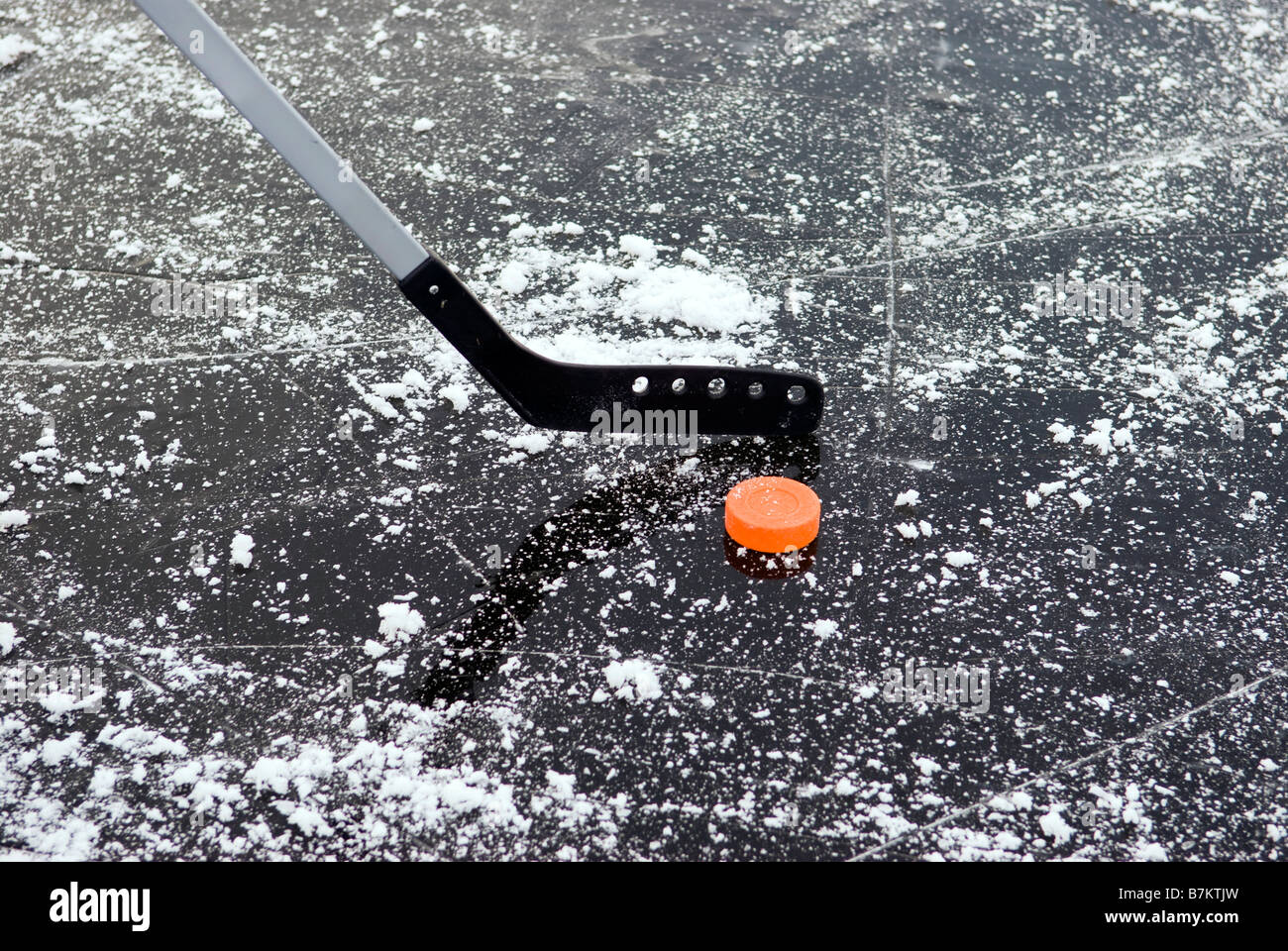 Hockey su ghiaccio la memory stick e puck sul lago ghiacciato, close-up Foto Stock