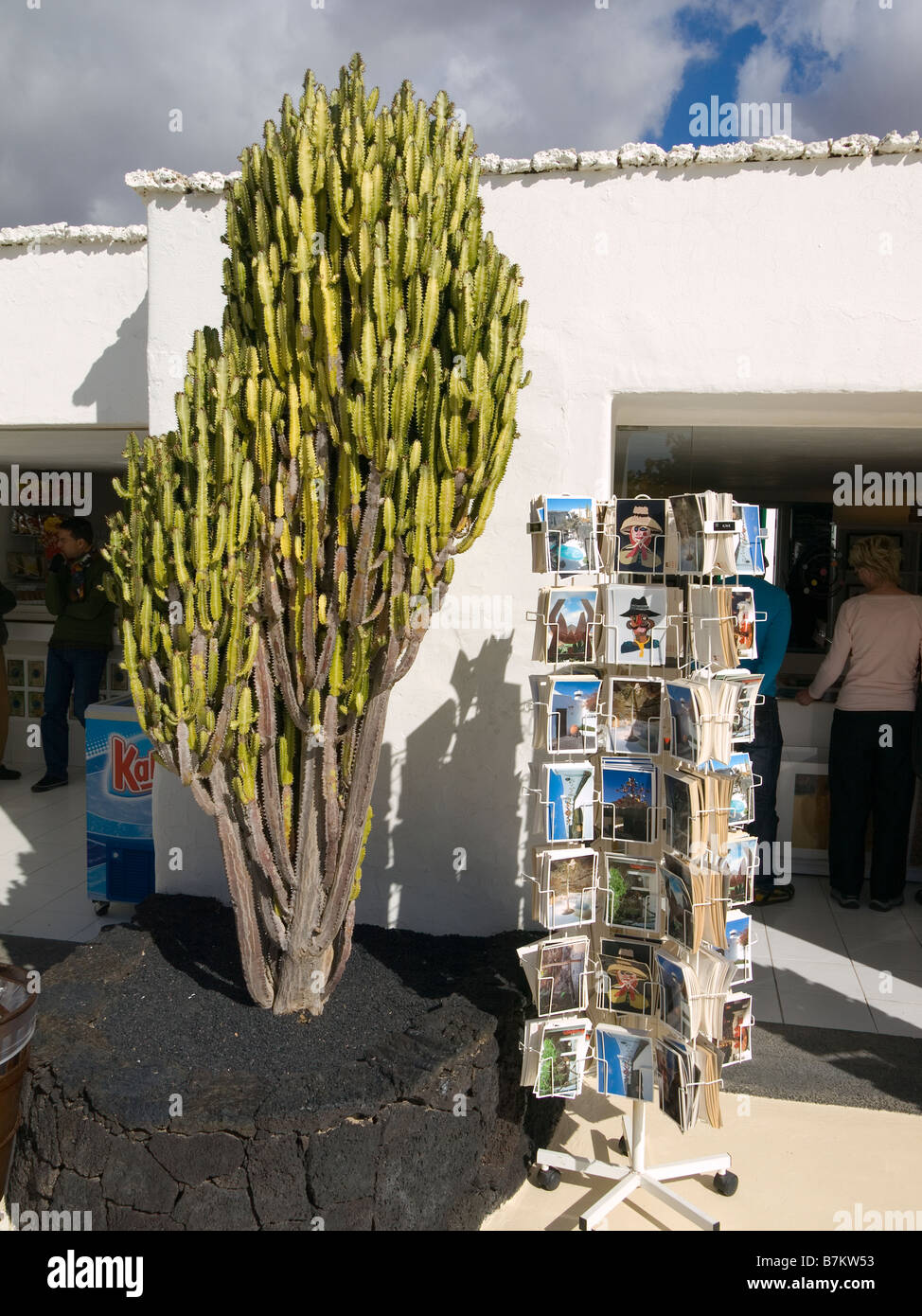 Negozio di articoli da regalo con cartoline a Cesar Manrique Foundation Lanzarote isole Canarie Foto Stock