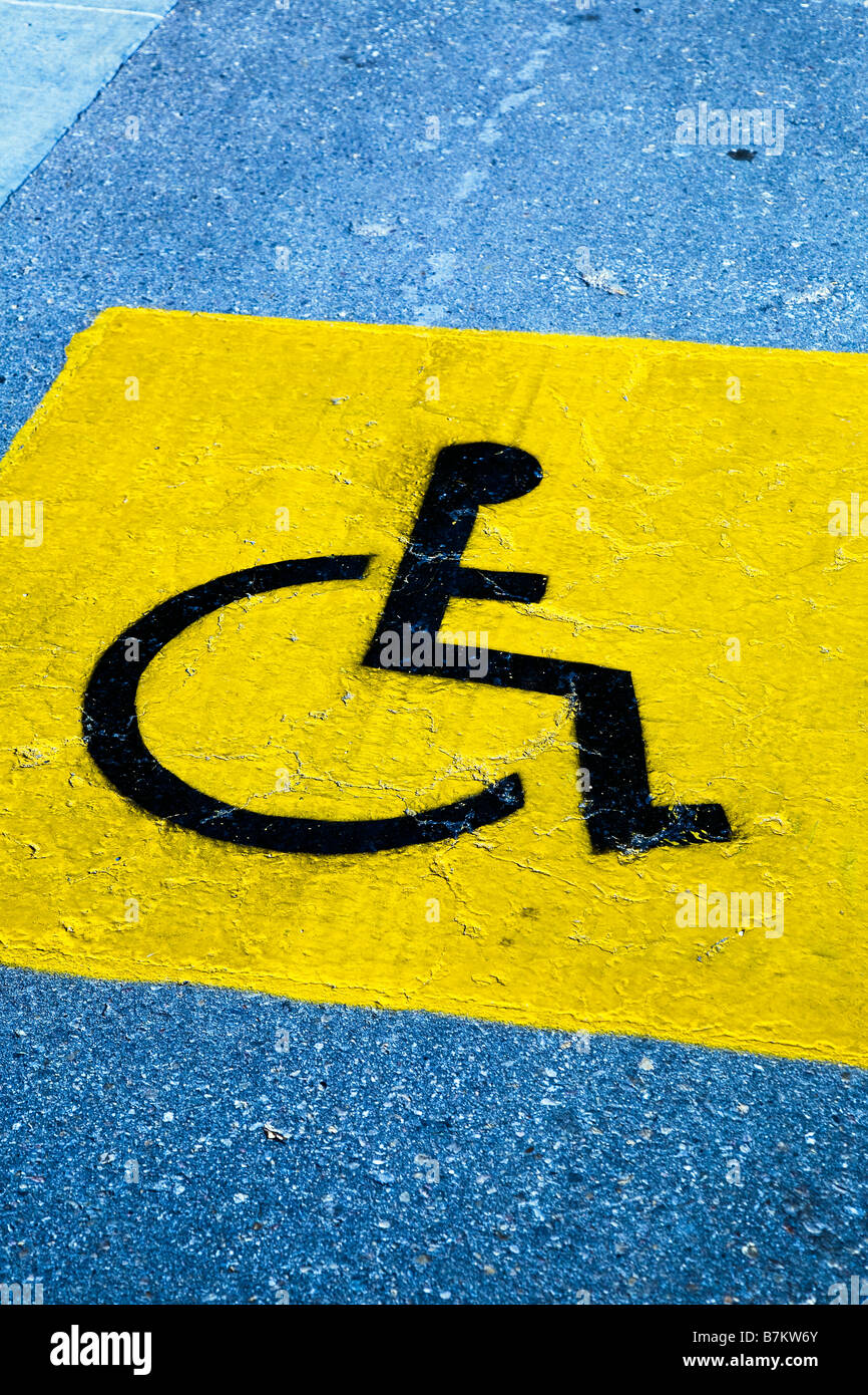 Accessibile in sedia a rotelle Parcheggio simbolo di spazio. Foto Stock