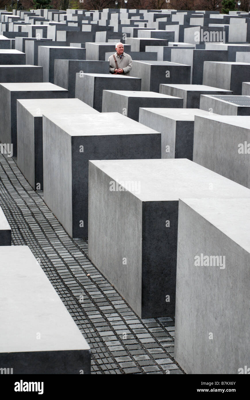 L'uomo visitando il Memoriale dell'Olocausto a Berlino Foto Stock