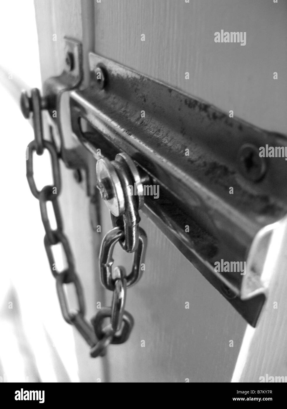 Home security anteriore catena porta in uso Foto Stock