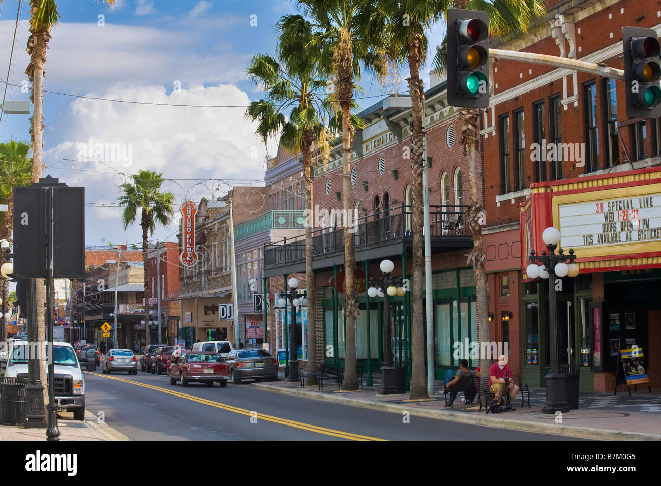 Settima Avenue nella storica Ybor City quartiere di Tampa Florida Foto Stock