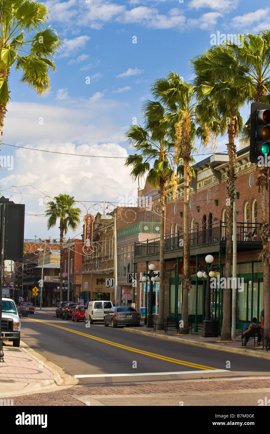Settima Avenue nella storica Ybor City quartiere di Tampa Florida Foto Stock