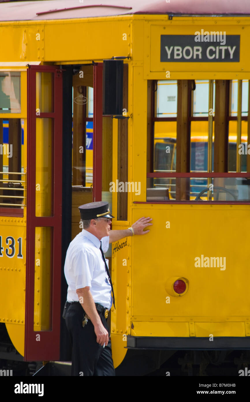 Il tram e il conduttore nella storica Ybor City quartiere di Tampa Florida Foto Stock