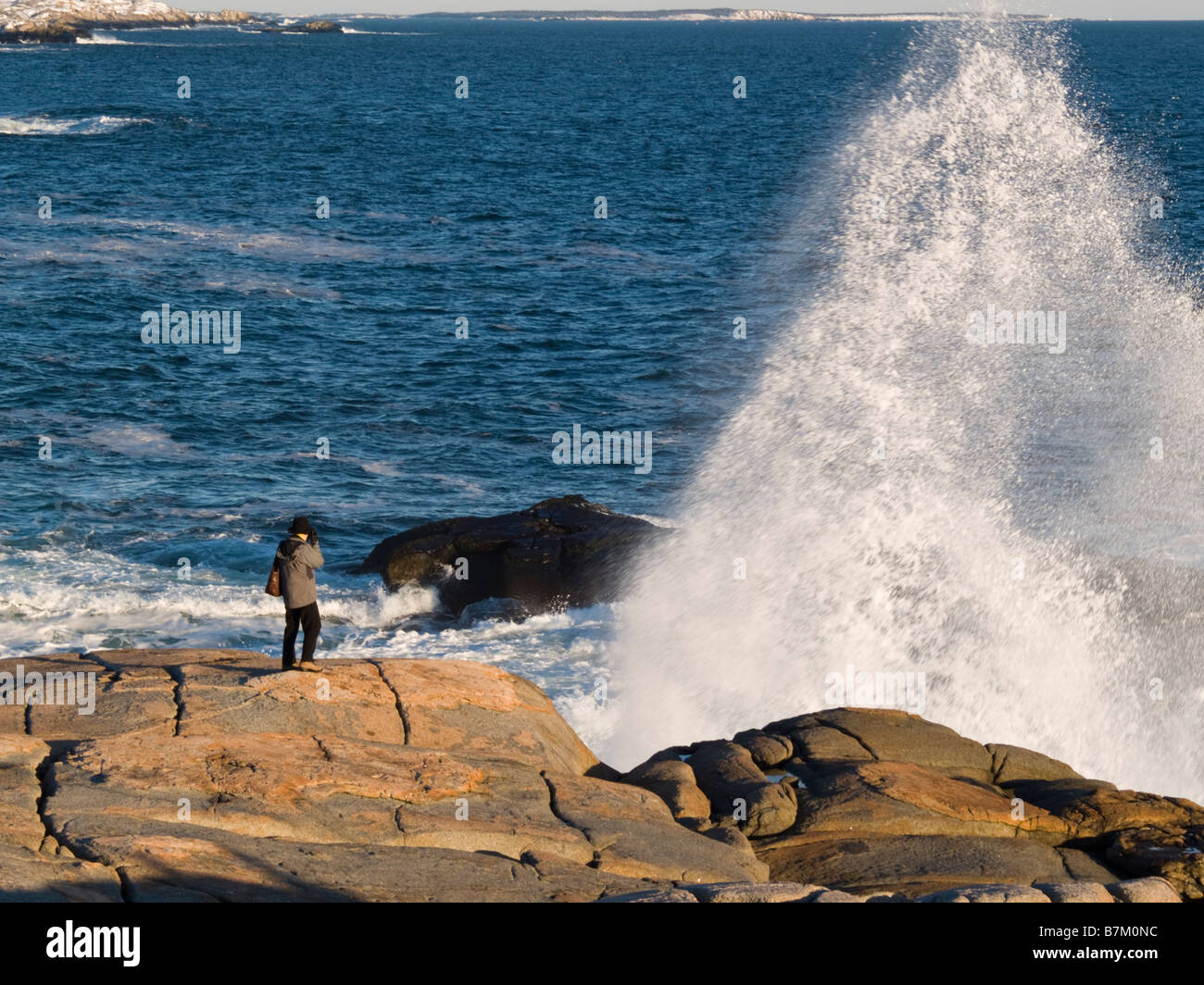 Torreggianti splash di wave - Peggy's Cove, Nova Scotia, Canada Foto Stock