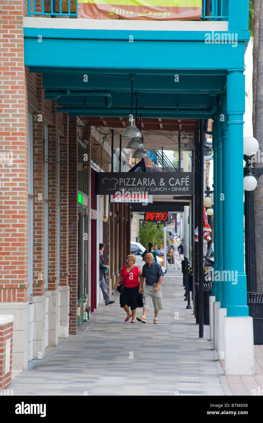 Settima Avenue nella storica Ybor City quartiere di Tampa Florida Foto Stock