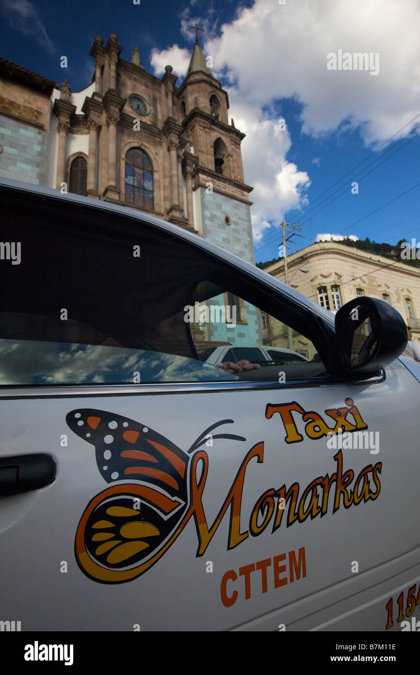 Un taxi parcheggiato in Angangueo Messico nel centro della farfalla monarca Riserve della Biosfera nel Messico centrale Foto Stock