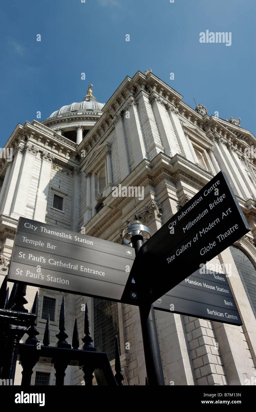 Cerca fino a St Pauls Cathedral e un segno per varie attrazioni turistiche Foto Stock