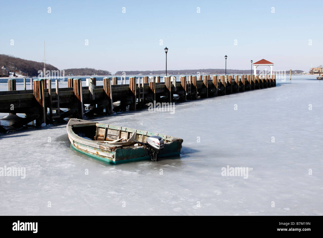 Vecchia barca nel porto di congelati Northport, Long Island, New York, Stati Uniti d'America Foto Stock