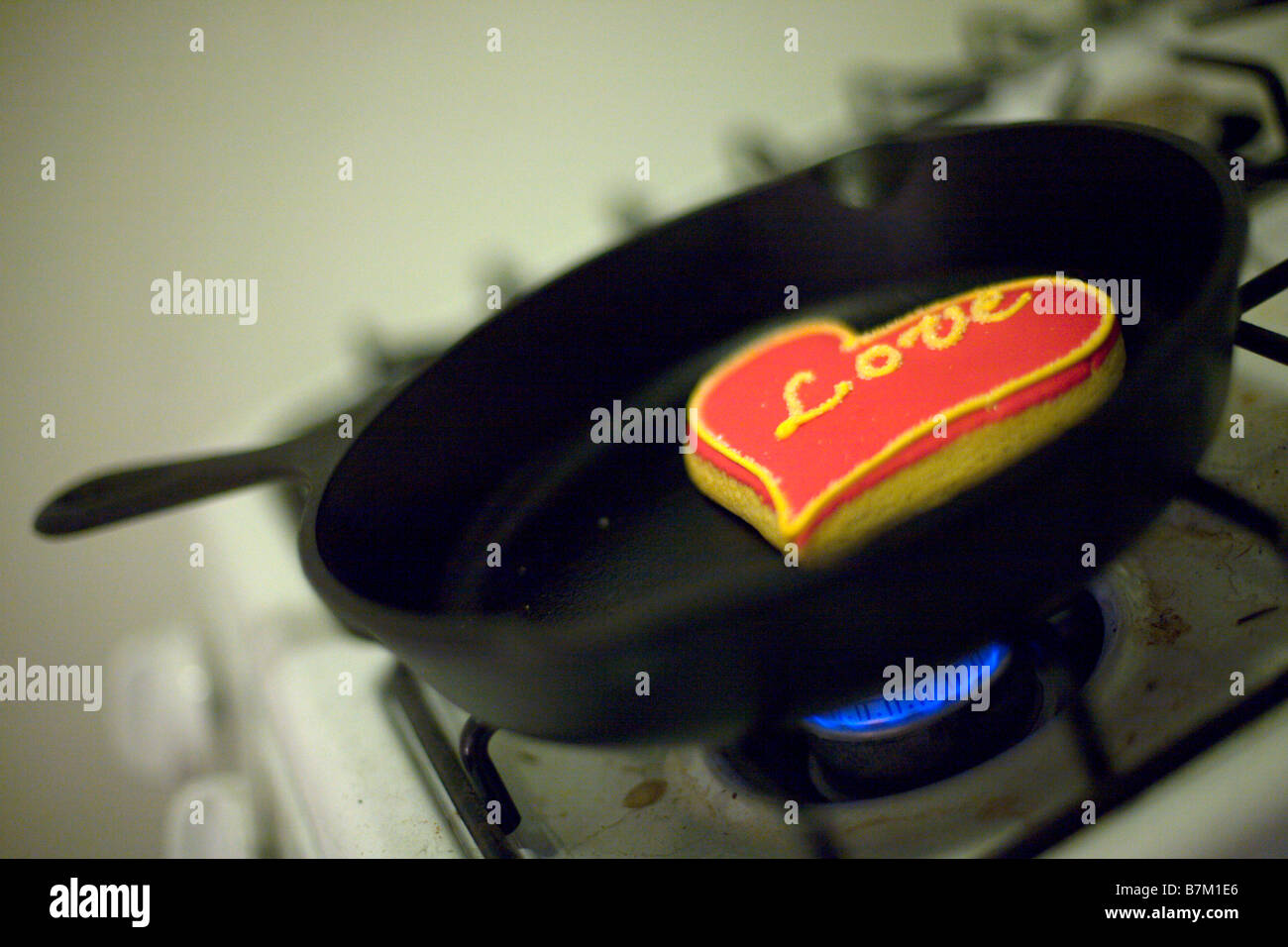 Un cuore biscotto a forma di essere cotte in padella Foto Stock