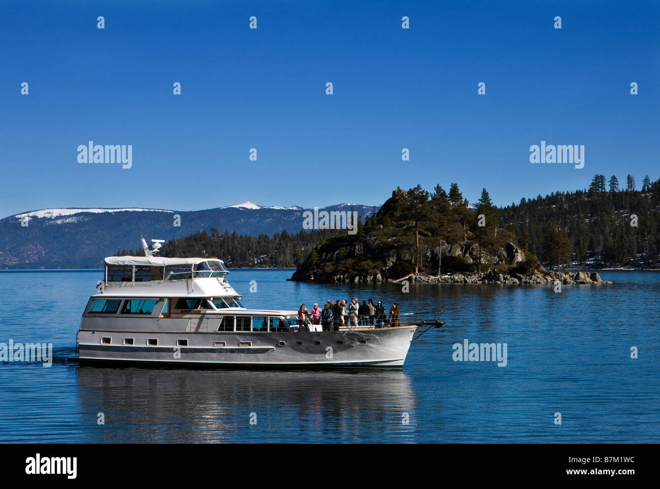 I passeggeri di un tour in barca passare tra Fannette Island e Vikingsholm Emerald Bay State Park Lake Tahoe California Foto Stock