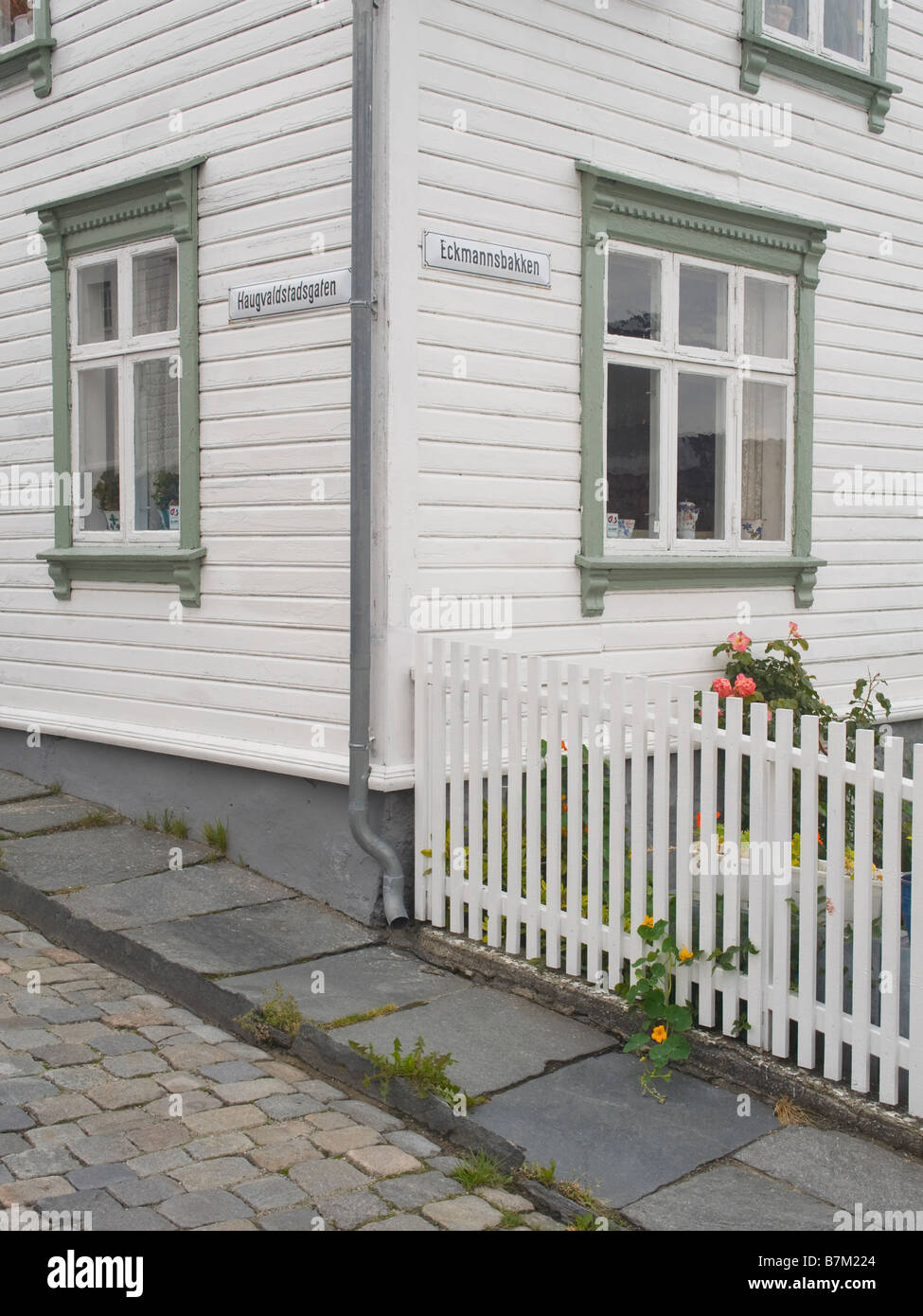 Dettaglio di una strada nella vecchia Stavanger (Gamle Stavanger), con il XVIII e il XIX secolo gli edifici in legno. Foto Stock