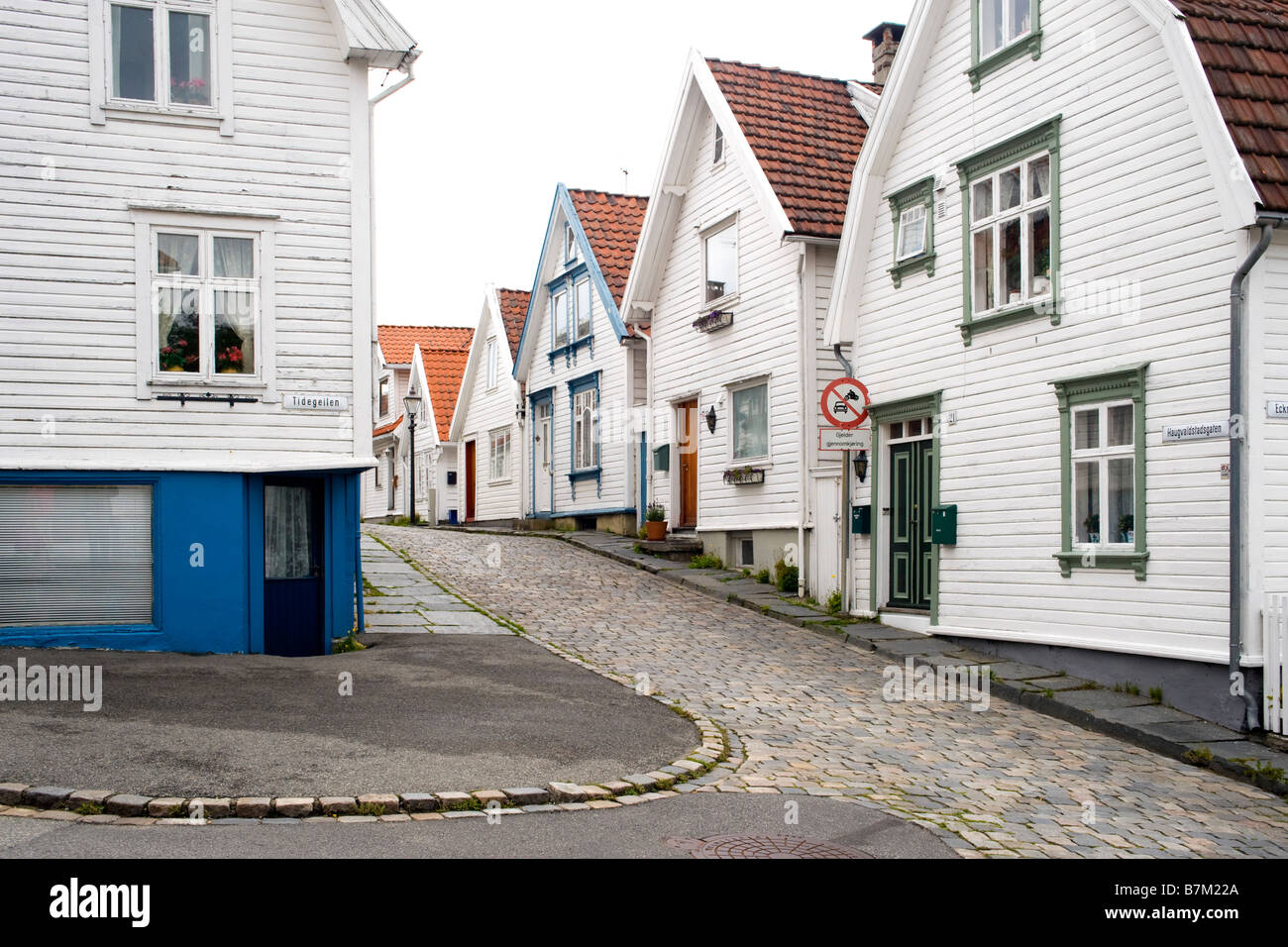 Una strada nella vecchia Stavanger (Gamle Stavanger), con il XVIII e il XIX secolo gli edifici in legno. Foto Stock