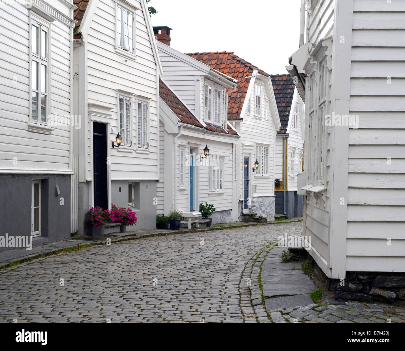 Una strada nella vecchia Stavanger (Gamle Stavanger), con il XVIII e il XIX secolo gli edifici in legno. Foto Stock