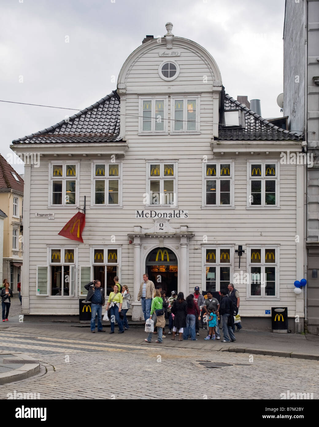Ristorante McDonalds in uno storico edificio in legno (1710), Bergen in Norvegia Foto Stock