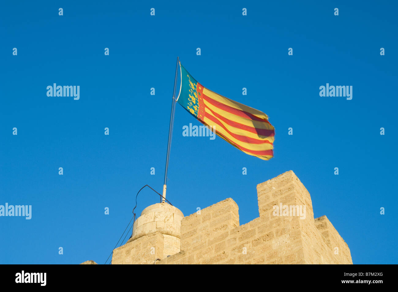 La bandiera della città di Valencia in cima alla Torre de Serranos Foto Stock