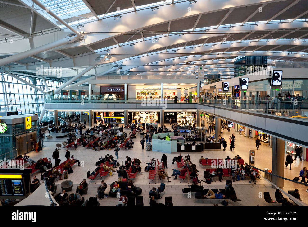 Partenza airside lounge al Terminal 5 di Heathrow di Londra, Inghilterra Foto Stock