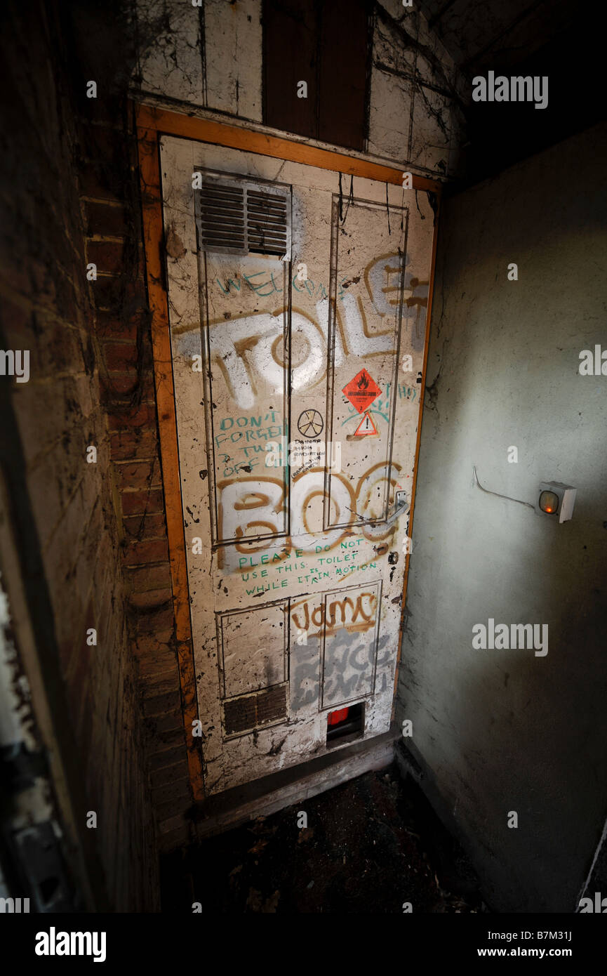 Un graffiti-disseminata loo porta intonacato con 'wc' e 'bog'. Foto da Jim Holden. Foto Stock