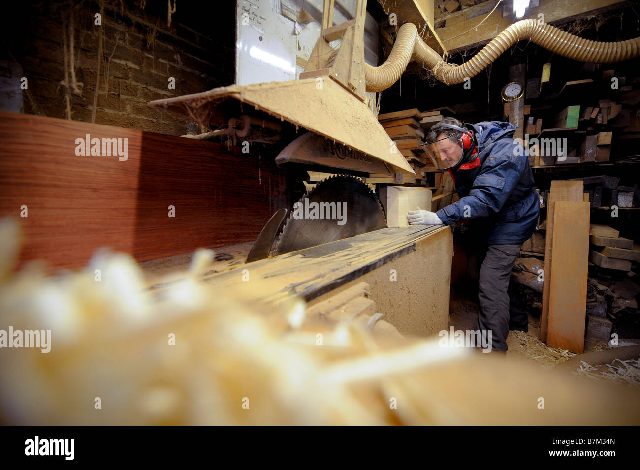 Dave Dyke nella sua officina: egli fonti legno esotico per uso da parte di uno specialista dello strumento musicale makers. Foto Jim Holden. Foto Stock