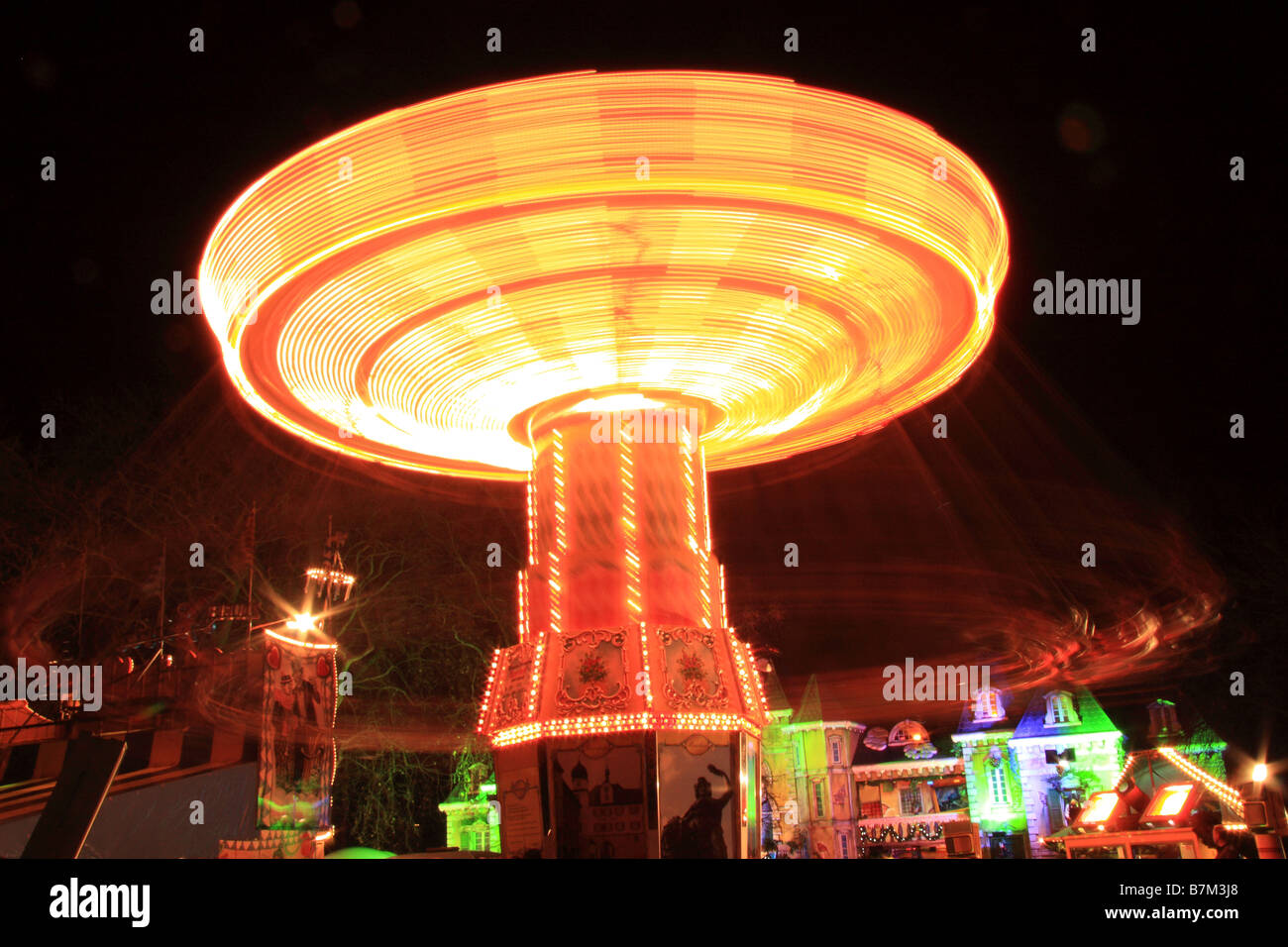 Tradizionale illuminato Merry Go Round Stile fairground ride, Winter Wonderland, Hyde Park, Londra Foto Stock