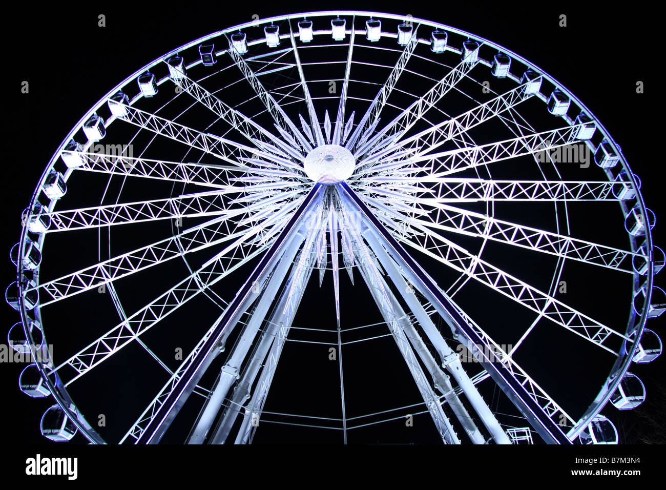 La Grande Ruota illuminata/ferris fairground ride, Winter Wonderland, Hyde Park, London, Regno Unito Foto Stock