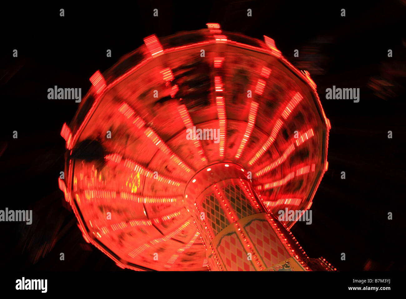 Tradizionale illuminato Merry Go Round Stile fairground ride, Winter Wonderland, Hyde Park, Londra Foto Stock