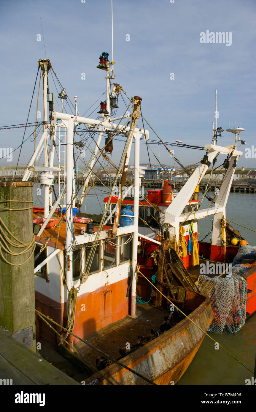 La poppa posteriore vista posteriore di due commerciali barche da pesca ormeggiate presso il West Quay Newhaven East Sussex Foto Stock