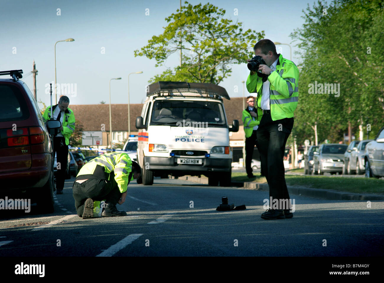 La polizia gli investigatori di collisione indagare scena di colpire e correre su Marston Road in Oxford Oxfordshire 2007 Foto Stock
