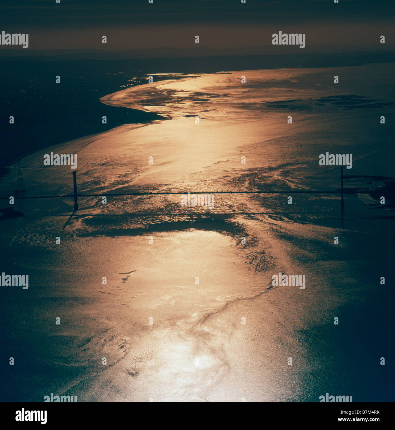 Severn Bridge e estuario con il canale di Bristol. Vista aerea da una mongolfiera. Di sera. Foto Stock