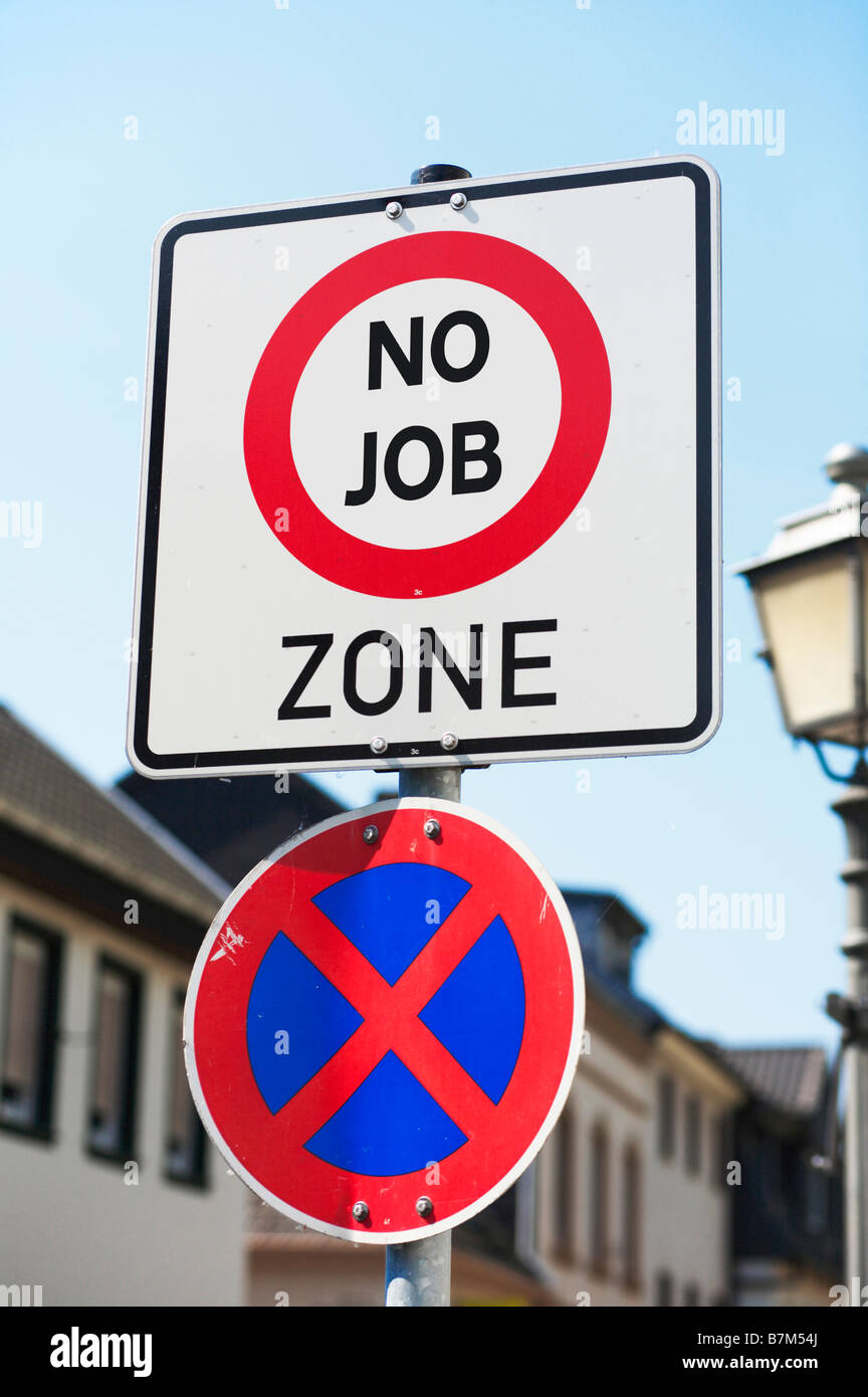 Concetto segno all'inizio di una strada - stai per entrare in una zona ad alto tasso di disoccupazione, la povertà, la privazione - nessun lavoro segno di zona Foto Stock