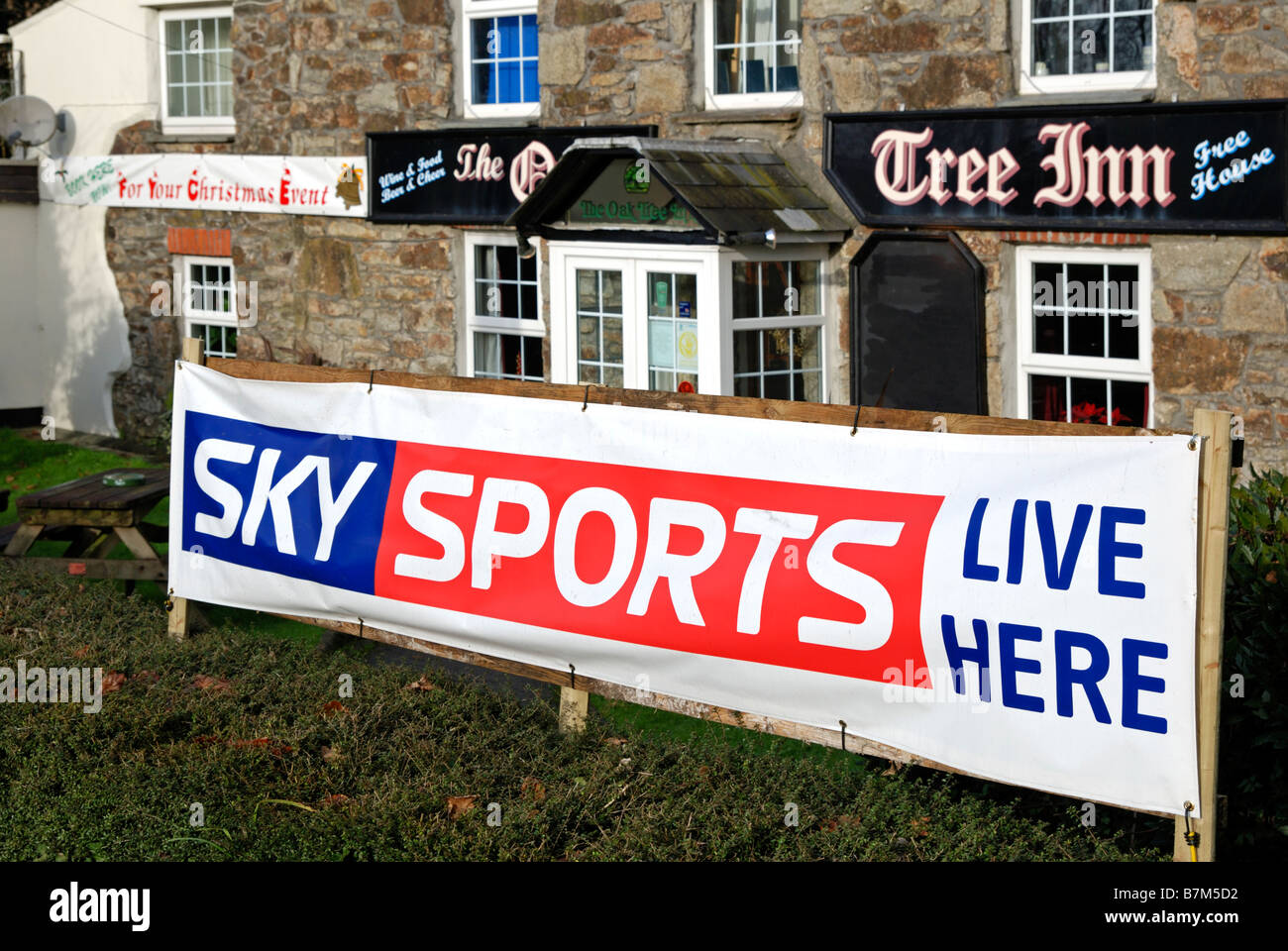 Un banner pubblicitario 'Sky sport in diretta" al di fuori di un pub rurale in cornwall, Regno Unito Foto Stock