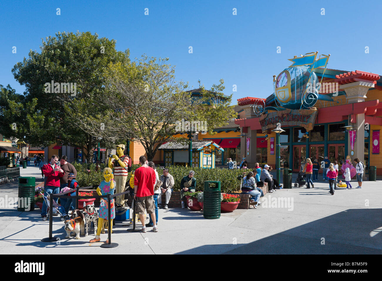 I turisti alla ricerca di una famiglia Lego nel Marketplace, Downtown Disney, Lake Buena Vista Orlando, Florida, Stati Uniti d'America Foto Stock