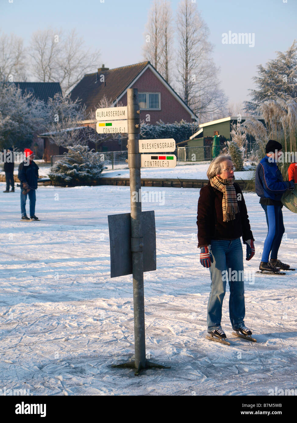 Durante il famoso mulino a vento molentocht giro percorso i segni sono posti sul ghiaccio Alblas Oud Zuid Holland Olanda Foto Stock