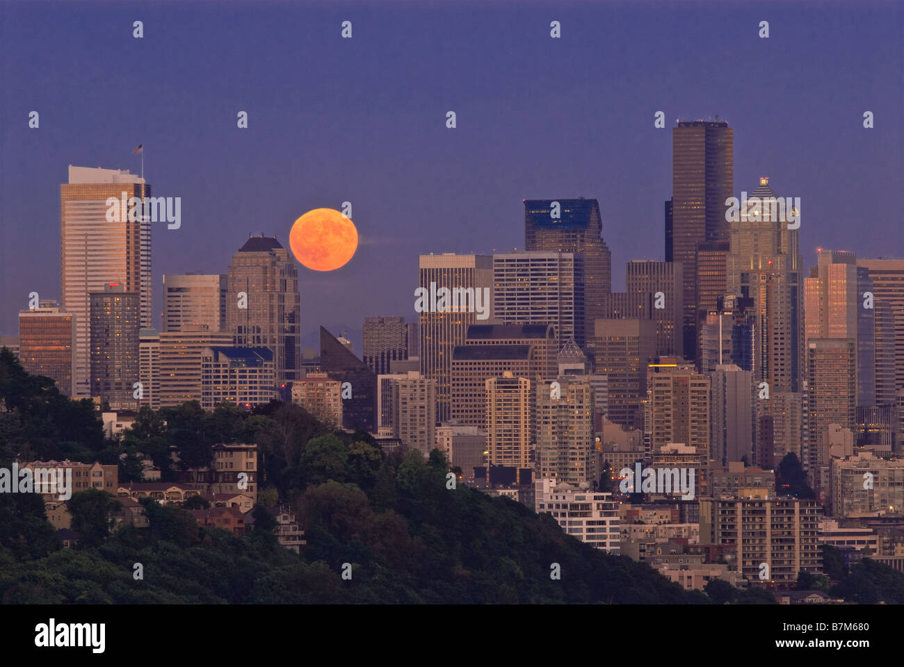 La luna piena sorge su Seattle come visto da Ella Bailey Parco nel quartiere di Magnolia Seattle nello Stato di Washington STATI UNITI D'AMERICA Foto Stock