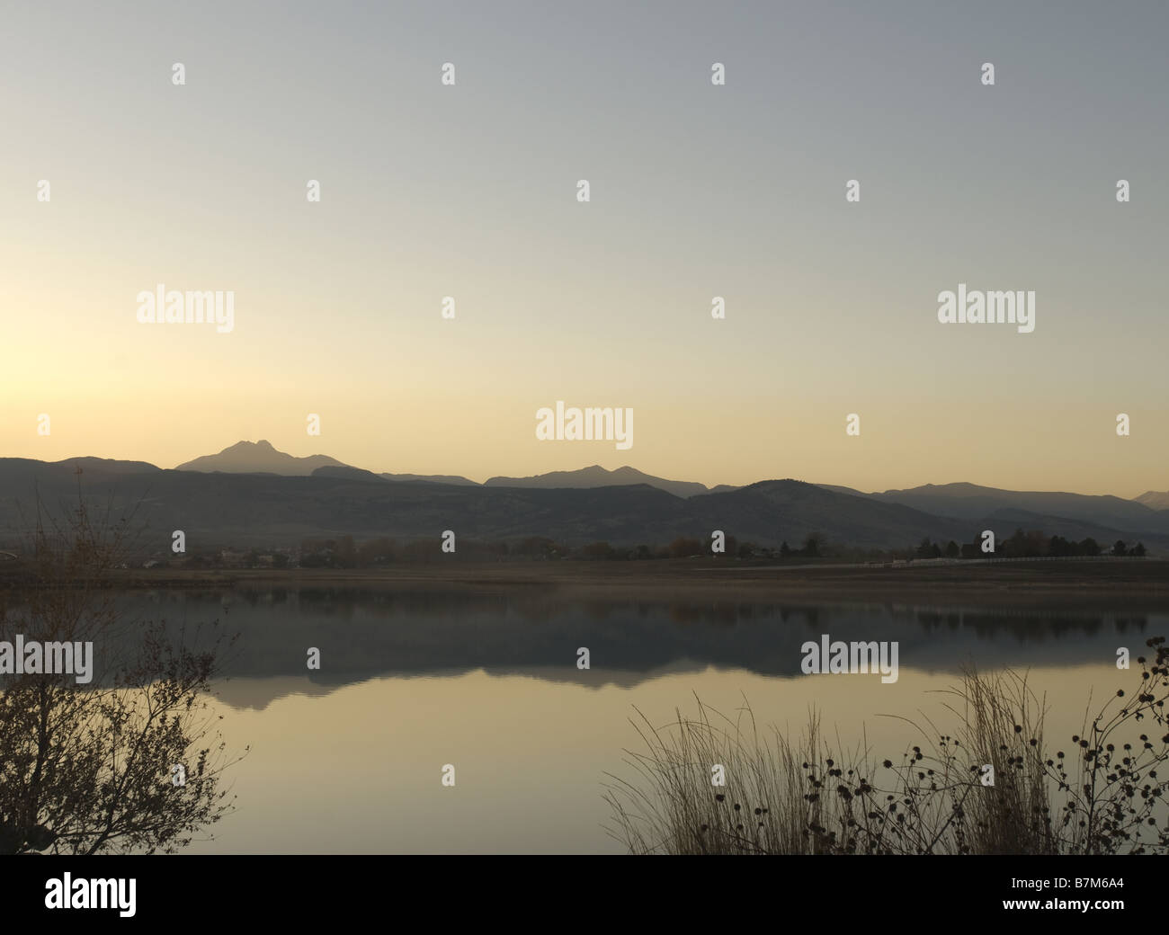 Vetro specchiato come il lago nella contea di Boulder al tramonto. Foto Stock